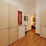 Warm, Cozy Near The Colosseum דירה רומא